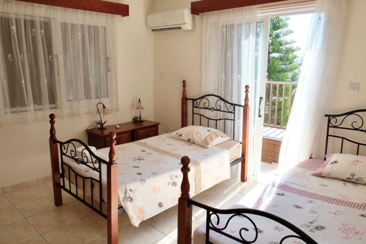 Villa On The First Line Peyia Exterior photo