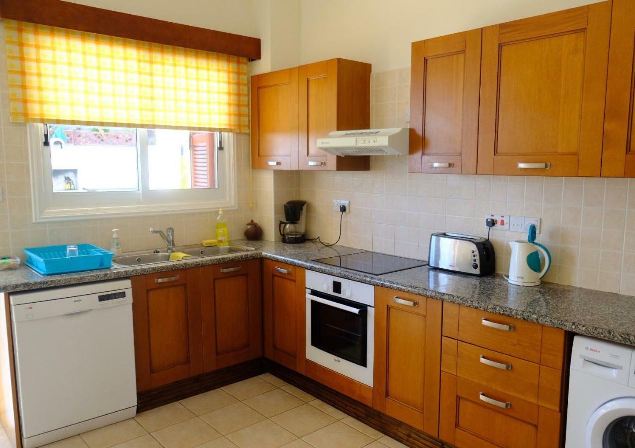 Villa On The First Line Peyia Exterior photo